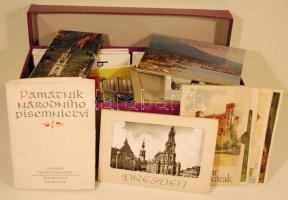 76 db modern képeslapfüzet, leporelló, kisméretű fotó gyűjtemény klf országokból, városokból cipős dobozban