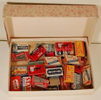 Zsilettpenge gyűjtemény, 28 kis dobozban legalább 200 db becsomagolt zsilettpenge klf országokból, retro dobozban