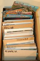 Érdekes színes modern tengerentúli képeslap gyűjtemény, legalább 300 lap sokféle országból, közte sok USA régebbi lapokkal