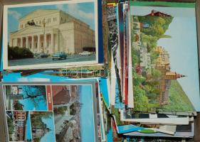 Kb 1.300 modern képeslap: magyar és külföldi városképek, motívumok. Színes változatos anyag sok megíratlan lappal karton dobozban.