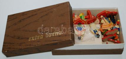 Asztali terítékhez való tétet: Cca 1930 14 db névjegytartó figura, mintás névjegypapírok, 7 db mini ...