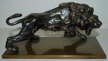 Üvöltő oroszlán vörös szemekkel, bronz, h:18 cm, m:8 cm, s:2,64 kg., bronz talapzaton