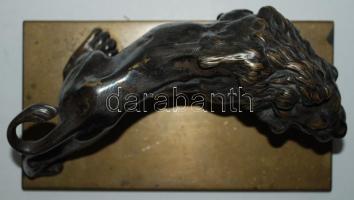 Üvöltő oroszlán vörös szemekkel, bronz, h:18 cm, m:8 cm, s:2,64 kg., bronz talapzaton