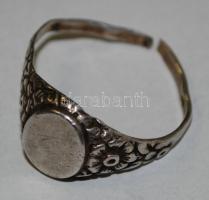 Kis jelvény és sport érem tétel, hozzá egy sérült ezüst gyűrű