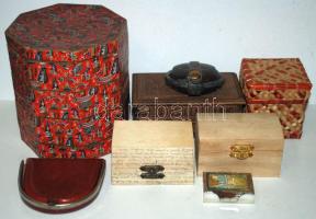 Öt doboz és kettő pénztárca valamint egy rózsafüzértartó.