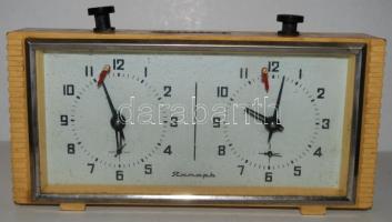 Vegyes óratétel dobozban és egy sakk óra /
Vintage wristwatches in shabby condition