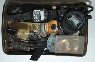 Vegyes óratétel dobozban és egy sakk óra /
Vintage wristwatches in shabby condition