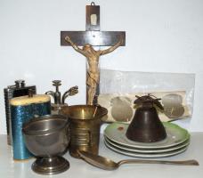 Vegyes régiség tétel dobozban: kereszt, mini mozsár, fém kupa, porcelán tál, stb.