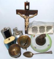 Vegyes régiség tétel dobozban: kereszt, mini mozsár, fém kupa, porcelán tál, stb