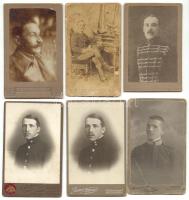 Hat darab katonát ábrázoló keményhátú fotó