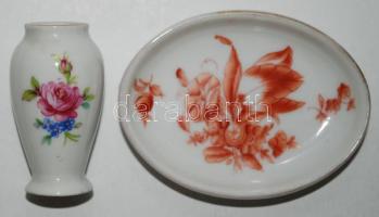 Kézzel festett jelzett (1942) Herendi tálka megkopott aranyozással és egy matricás Hollóházi vázácska /  Tiny porcelain plate and vase, 8x6cm, 6cm