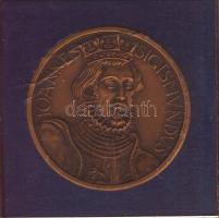 Tóth Sándor (1933-) 1986. "MÉE Hajdú-Bihar Megyei szervezete / János Zsigmond" Br emlékére...