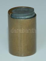 Korabeli egy rekeszes érmeadagoló fém zsebkassza jó állapotban benne fillérekkel, alján "TÖRV.VÉD LAMINA" jelzéssel (d=20mm)