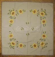 Asztalterítő tétel 3 db: Napraforgó-mintás kézzel hímzett asztalterítő 90x90cm, kézzel hímzett aszta...