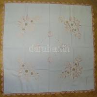 Asztalterítő tétel 3 db: Napraforgó-mintás kézzel hímzett asztalterítő 90x90cm, kézzel hímzett aszta...