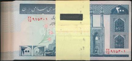 Irán/Markazi Bank/ 1982(-) 200R (100x) eredti bankjegykötegelőben T:I,I-(némelyik bankjegy széle kissé sérült) Iran/Bank Markazi 1982(-) 200 Rials (100x) in original banknote wrapper C:Unc,AU(some of the banknotes are slightly damaged)