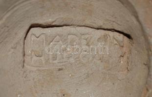 Ismeretlen magyar keramikus műhely:Kislány hátitáskával és kosárral, alján jelzett, apró hajszál rep...