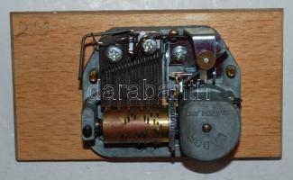 Zenélő, zsűrizett iparművész rézdoboz fa betéttel/
Individually designed copper box with wooden cont...