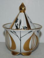 Kézzel festett, aranyozott, jelzett Zeven porcelán cukortartó (az aranyozás itt-ott megkopott) /  Hand painted gold plated Zeven procelain sugar bowl (plating somewhat worn), 10cm, d: 7,5cm