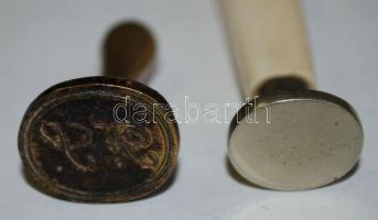 Egy réz- és egy csontnyelű pecsétnyomó / 
Stamps, 4cm, 7,5cm