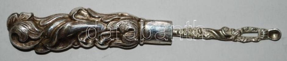 Ezüst (Ag) varró- és horgolókészlet gazdag növényi díszítéssel: olló, horgolótű, tű tokban / 
Silver...