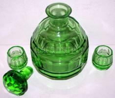 Zöld likőrös üveg dugóval, 2db hozzá tartozó pohárral (az üveg száján kis csorbulás) / 
Vintage liqu...