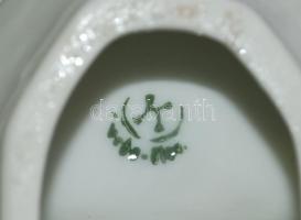 6db-os sótartógyűjtemény üveg-, illetve porcelán sótartókkal, köztük kézzel festettekkel is / 
A sma...