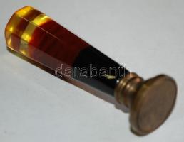 Réz papírvágó kés és pecsétnyomó színes műanyag nyéllel / 
Vintage brass letter opener and stamp wit...