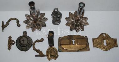 Kis fém tétel: gyertyatartó pár, rokokó ólomfigura, lófejes réz kulcstartó, réz fogasok, címerek, st...