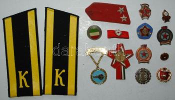 3db vállap és 12db jórészt szocialista jelvény, közte sorszámozott kitüntetés is