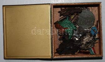 21db régi jelvény, érem, plakett fém dobozkában (nagyrészt turista-jelvények)