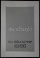 1986 Bélyegnap alkalmi bélyegzésű üdvözlőlap a tervező Szász Endre saját kezű aláírásával