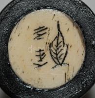 Vésett, kézzel festett csont vázácska, és egy 2 személyes porcelán szakés készlet / 
Hand painted Ja...