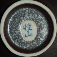 Vésett, kézzel festett csont vázácska, és egy 2 személyes porcelán szakés készlet / 
Hand painted Ja...