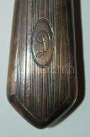 Ezüst nyelű cipőkanál, monogrammal, s: bruttó 55 gr.
/ Silver shoehorn