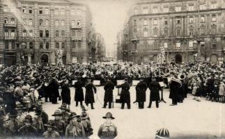 Budapest Őrségváltás a Szabadság téren, katonai zenekar, cserkészek, photo