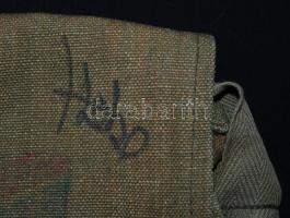 2db "szimatszatyor", az egyiken Földes "Hobo" László aláírása