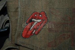 2db "szimatszatyor", az egyiken Földes "Hobo" László aláírása