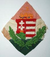 Hímzett koronás magyar címer, zászlóközép