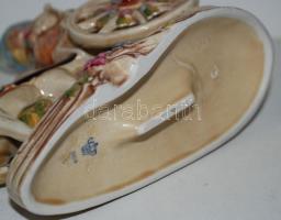 Hintón ülő hölgy, jelzett Lippelsdorf, kézzel festett, m:16 cm, h:15 cm