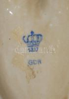 Hintón ülő hölgy, jelzett Lippelsdorf, kézzel festett, m:16 cm, h:15 cm