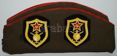 Orosz pilotka jelvényekkel, rangjelzésekkel, gombokkal