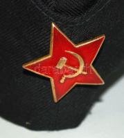 Fekete, orosz pilotka jelvénnyel