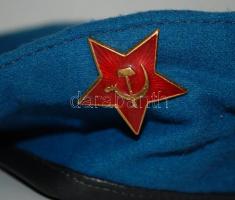 Türkiz színű barett sapka sarló-kalapácsos jelvénnyel