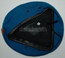 Türkiz színű barett sapka sarló-kalapácsos jelvénnyel