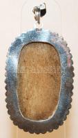 Virággal díszített faragott csontmedál ezüst (Ag) keretben / 
Bone medallion in silver frame, 6,5cm