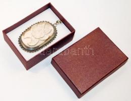 Virággal díszített faragott csontmedál ezüst (Ag) keretben / 
Bone medallion in silver frame, 6,5cm