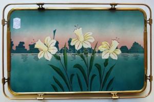 Rézkeretű, kézzel festett, nárciszokkal díszített porcelán reggelizőtál /  Hand painted porcelain breakfast tray with brass frame, 22x34cm