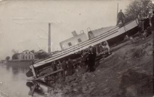 Setting a boat on water around Arad, original photo (gluemark)