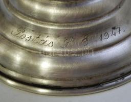 Ezüst talpas, kobalt kék, kristály kehely, peremén apró csorbával, "Postás S.E. 1947" feli...